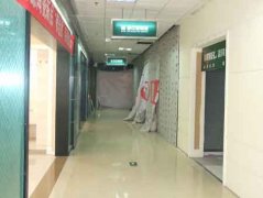 包瓷建材广场正在内的很多商家纷纷用幕布将店